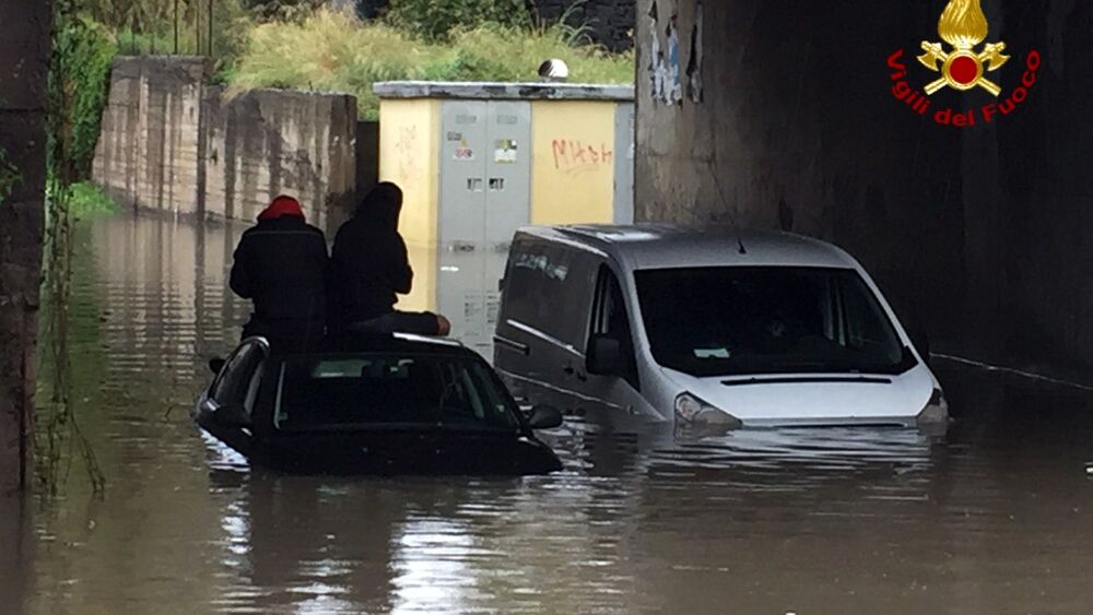 Forti temporali nel catanese, automobilisti sui tetti delle auto