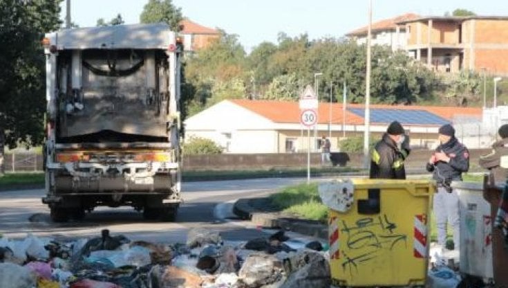 Catania: scoppia autocompattatore, due feriti. Indagini in corso