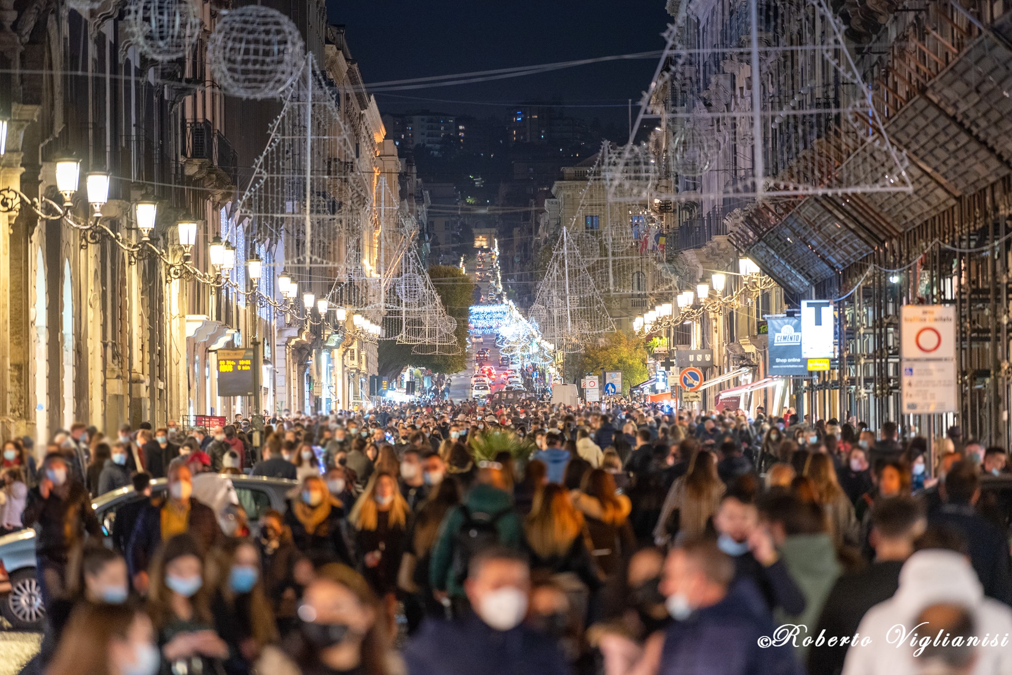 Folla in via Etnea, il giorno dell’Immacolata. E’ partito lo shopping di Natale