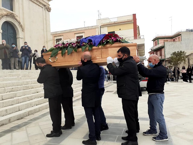 A Pozzallo, l’ultimo saluto per Saverio Armenia, infermiere morto a causa del Covid