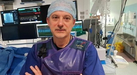 Medico palermitano si vaccina in Gran Bretagna. E sta benissimo