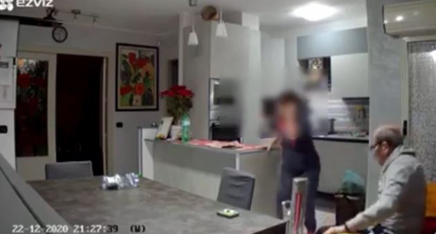 Famiglia ragusana colta nel momento della scossa: dieci secondi di paura. VIDEO
