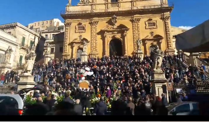 Ciao Maria Chiara. Modica saluta la giovane mamma morta a causa di un incidente