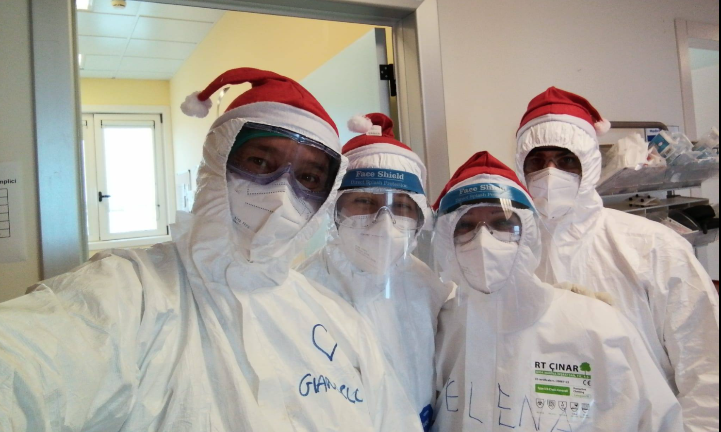 Medici e infermieri col cappellino rosso per portare un po’ di Natale nei reparti covid di Ragusa