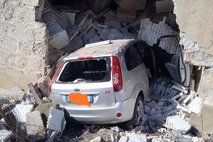 Auto contro il muro di un casolare: incidente sulla Vittoria-Gela