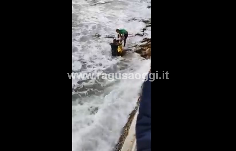 Due surfisti hanno rischiato di annegare a Pozzallo