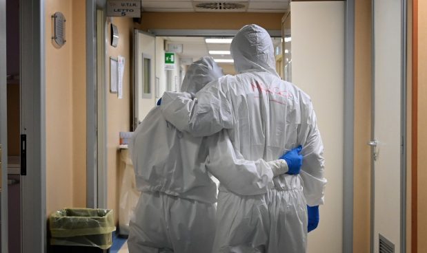 Infermiere del Giovanni Paolo II in gravi condizioni a causa del Covid. Oggi, per lui, un momento di preghiera