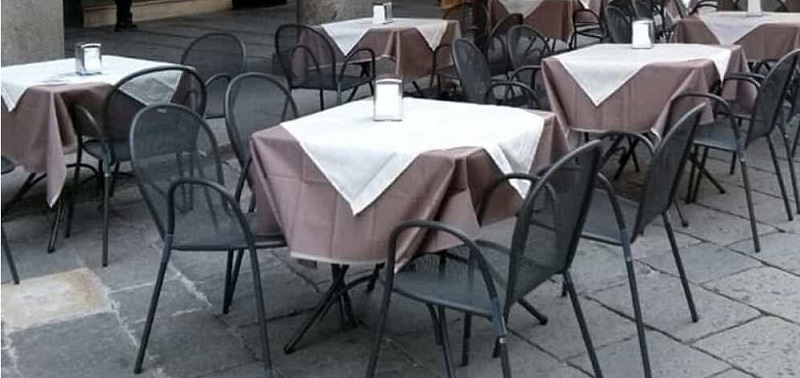 Modica: sanzionati 5 commercianti per aver messo tavoli e sedie senza autorizzazione