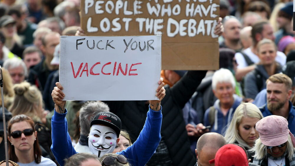 Non ve ne va mai bene una: arrivano i vaccini e spuntano i no vax. Ecco tutte le fake diffuse e le risposte dell’ISS