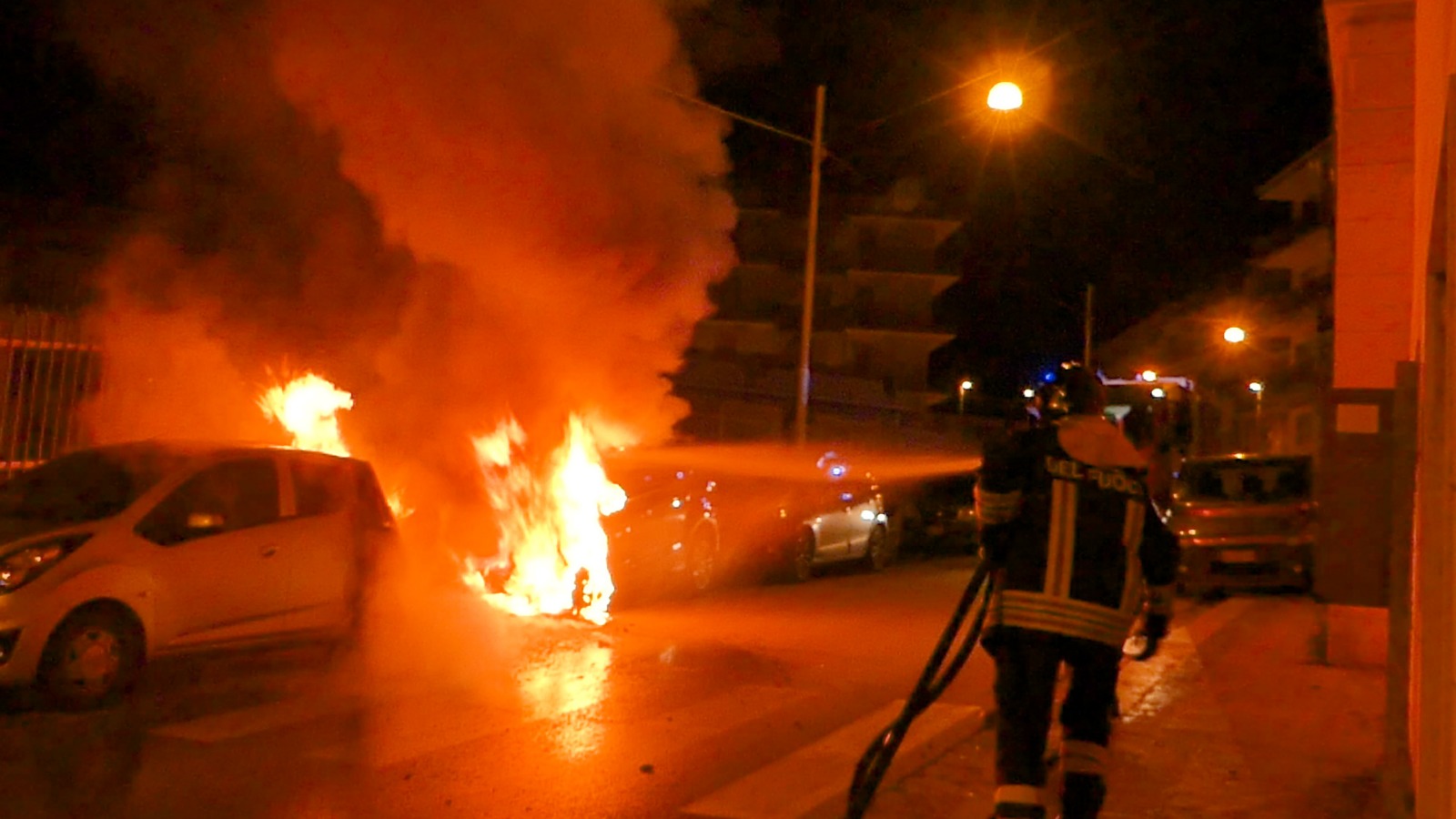 A fuoco ieri sera due auto a Ragusa