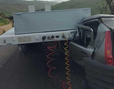 Agrigento: rimorchio si sgancia da un tir e travolge auto. Uomo incastrato