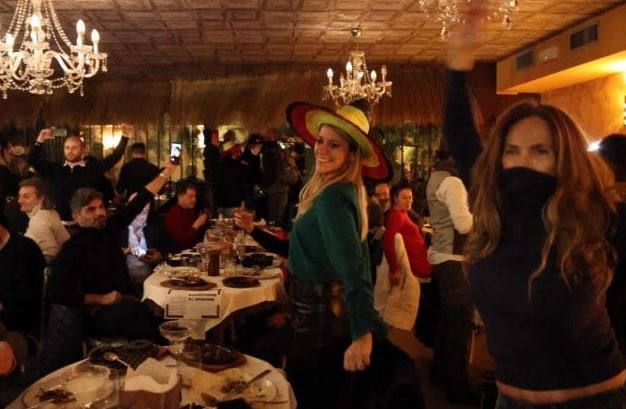90 persone cantano e ballano in un ristorante a Milano, rimasto aperto. Multati dalla Digos