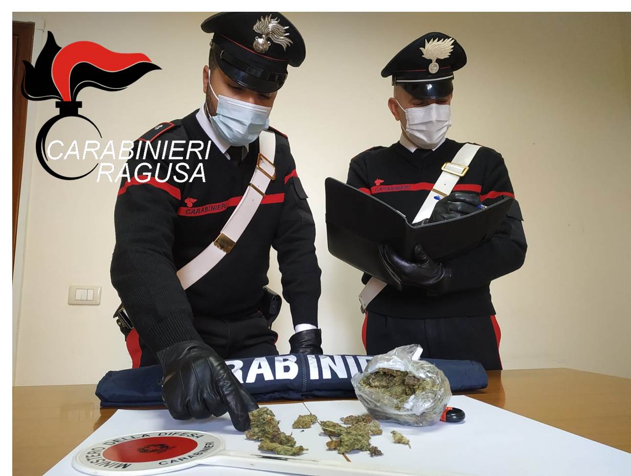 Vittoria: arrestato 17enne, aveva la droga in casa