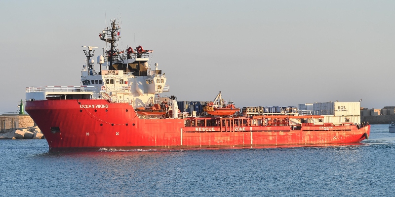 La nave Ocean Viking, con a bordo 374 migranti, chiede un porto sicuro