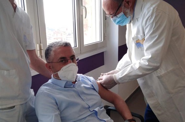 A Vittoria si vaccina anche il direttore sanitario dell’Asp di Ragusa, dottor Raffaele Elia