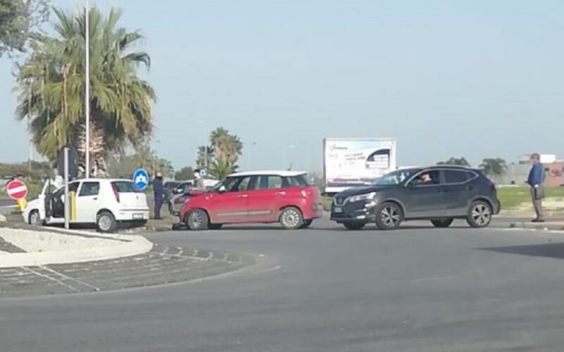Chiusa strada statale a Gela per fuga di gas