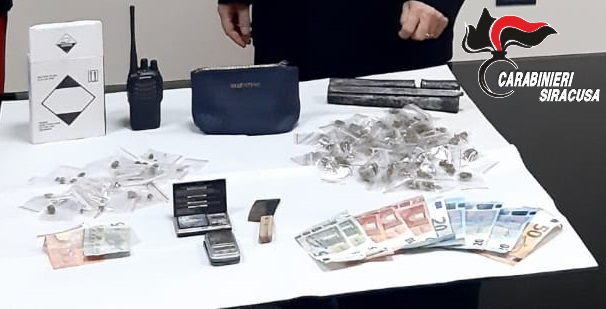 Siracusa: crea una dispensa della droga in bagno per spacciare in casa. Arrestato giovane incensurato