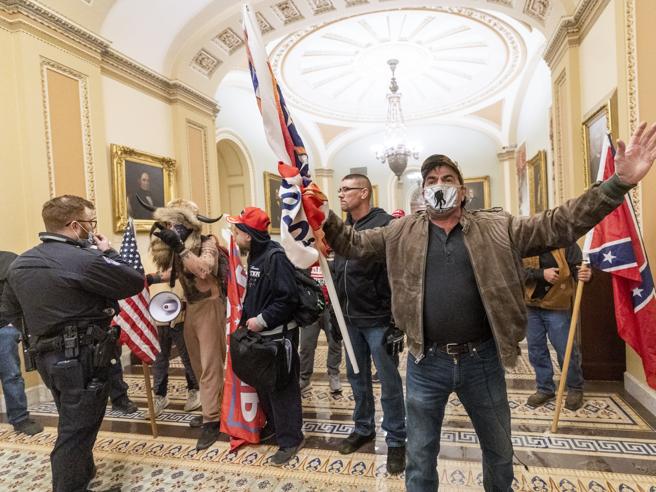 Usa: assalto al congresso, ci sono almeno 4 morti. Trump rischia la rimozione. VIDEO