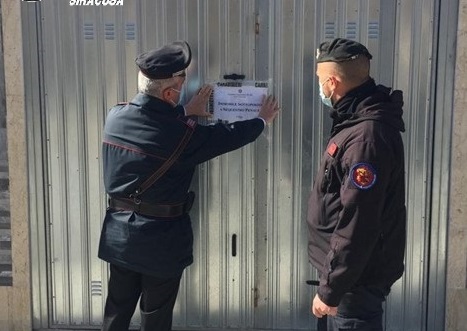 Noto: costruisce un locale e vi alleva abusivamente degli animali. Denunciato un “caminante”