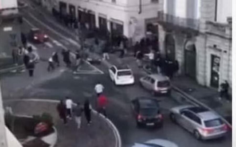 Maxi rissa con 100 minorenni a Gallarate, provincia di Varese. Un ferito. VIDEO