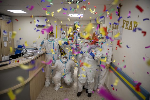 La foto del personale di terapia intensiva che festeggia in ospedale a Roma finisce sul New York Times