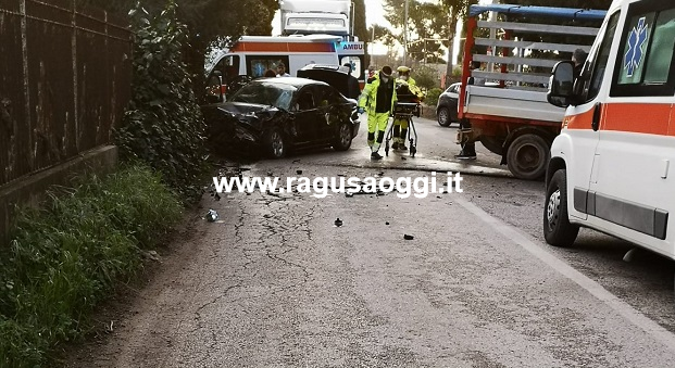 Grave incidente all’ingresso di Acate: scontro fra un’auto e un furgone, ci sono feriti