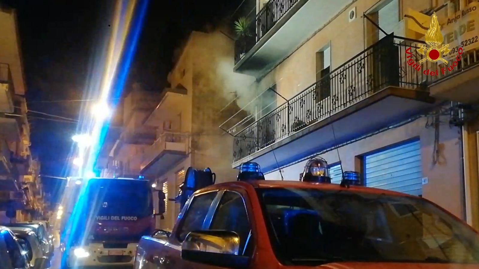 Va a fuoco una coperta elettrica, incendio in un appartamento a Ragusa, anziana soccorsa. VIDEO
