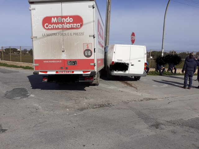 Vittoria: scontro fra un camion e un furgone