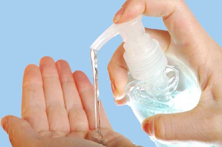 L’Aquila: studente di 19 anni ingerisce il gel disinfettante anti Covid. E’ in rianimazione, gravissimo