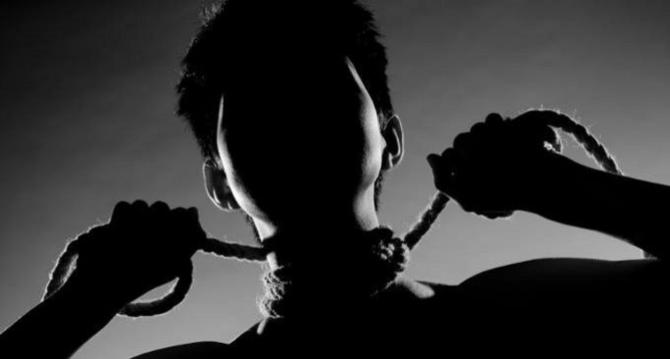 Palermo: si lega una corda alla gola per una sfida su Tik Tok, bimba di 10 lotta fra la vita e la morte
