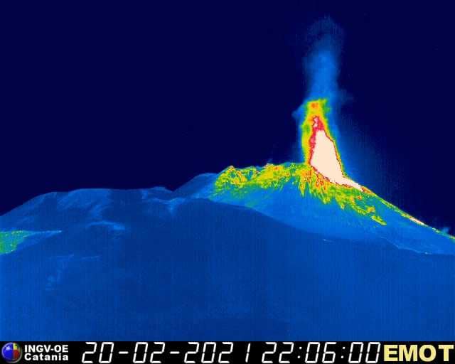 Etna si fa sentire ancora: attività stromboliana in corso dal cratere di Sud-Est