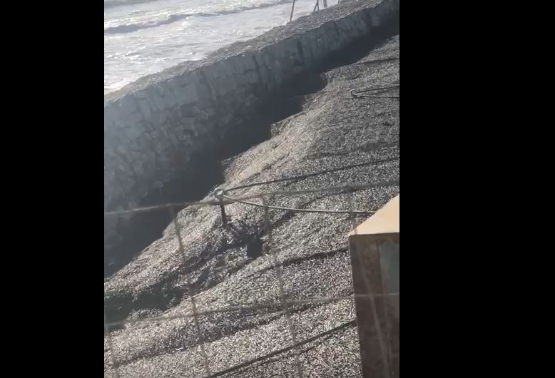 La devastazione a Caucana: le mareggiate si portano via il muro di contenimento. VIDEO