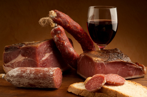 Etichette allarmistiche riguardanti la salute su vino, salumi e carni rosse come accade per i pacchetti di sigarette