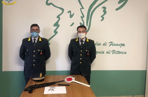 Vittoria: minaccia una coppia con una pistola per “motivi di lavoro”. Arrestato 47enne