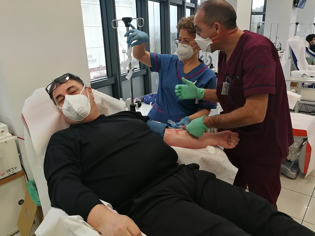 Il dottor Giovanni Noto, primario del Pronto Soccorso di Ragusa, dona il plasma iperimmune dopo la vaccinazione