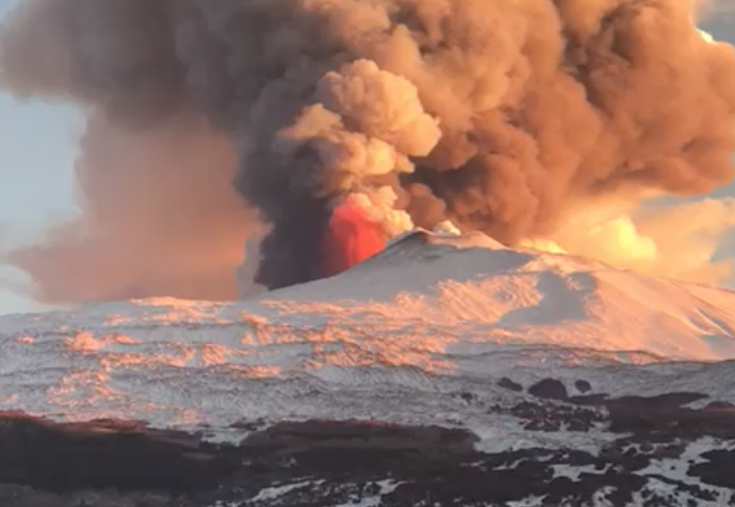 Eruzione Etna: chiuso aeroporto Catania per cenere, fontana di lava in fase finale. Spostati molti voli. VIDEO