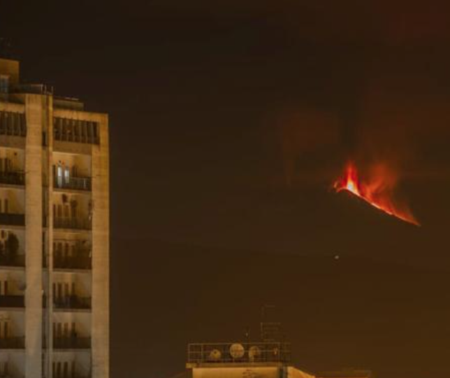 Fontane lava Etna dieci volte più alte del grattacielo di Ragusa. FOTO E VIDEO