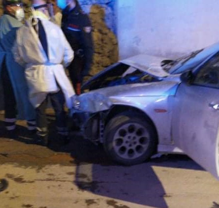Vittoria: ubriaco sbatte contro le auto in sosta
