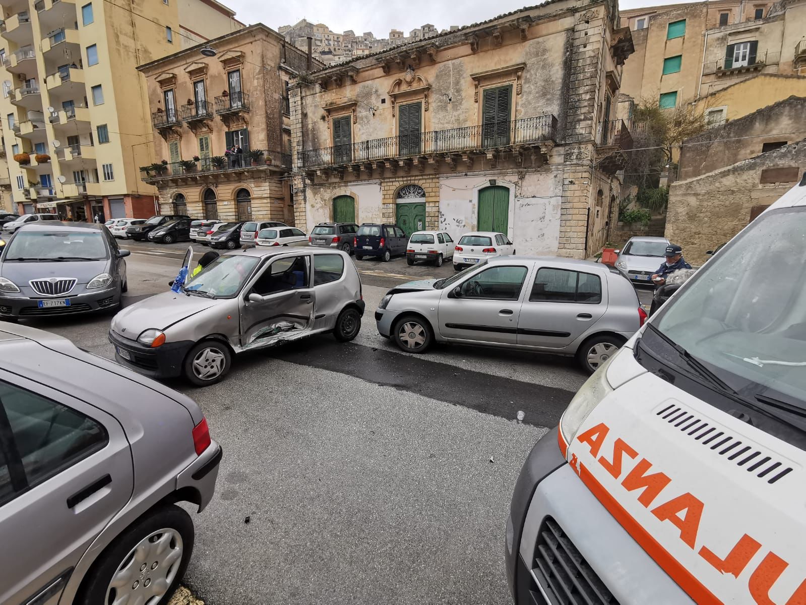 Incidente stradale in corso Umberto a Modica, coinvolte due automobili