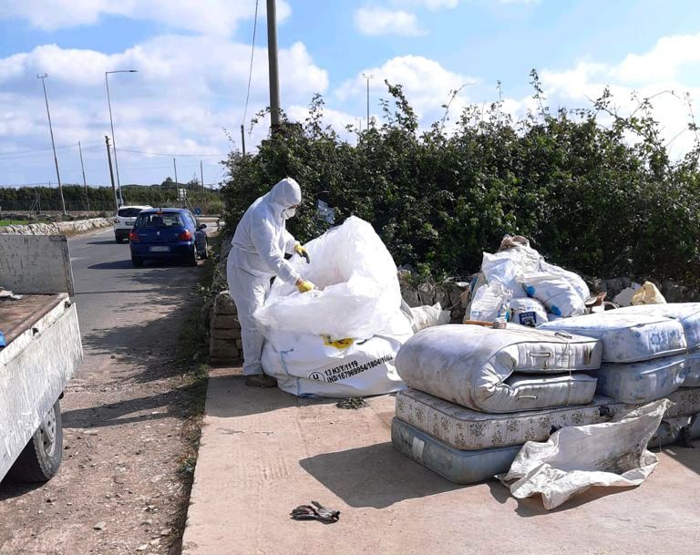 La piaga delle discariche abusive in provincia. Continua la rimozione dei rifiuti
