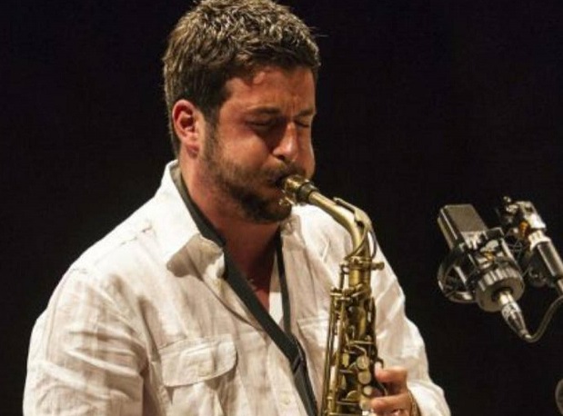 Tra le note del jazzista Cafiso, l’ultimo saluto ad Arturo Di Modica