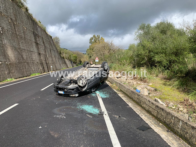 Cappotta un’auto sulla Ragusa-Giarratana