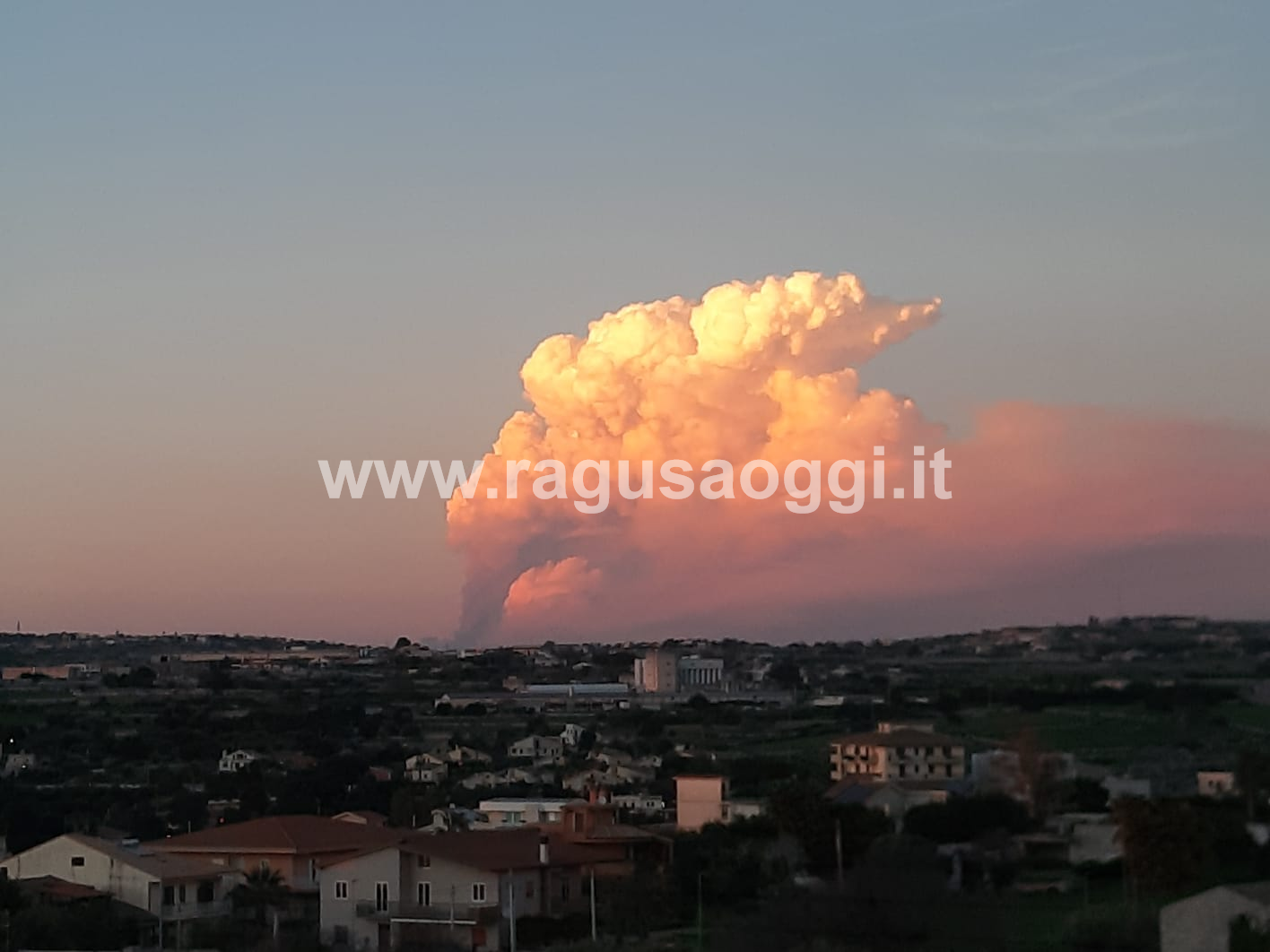 La spettacolare eruzione dell’Etna vista da Modica