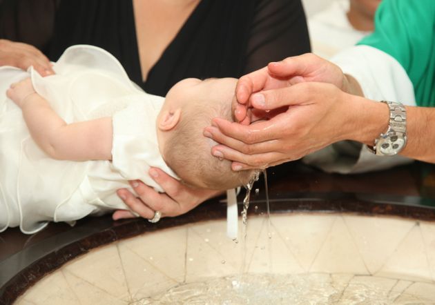 La Diocesi di Catania sospende la presenza di padrini e madrine nel Battesimo e nella Cresima: “Ormai è solo un adempimento formale”
