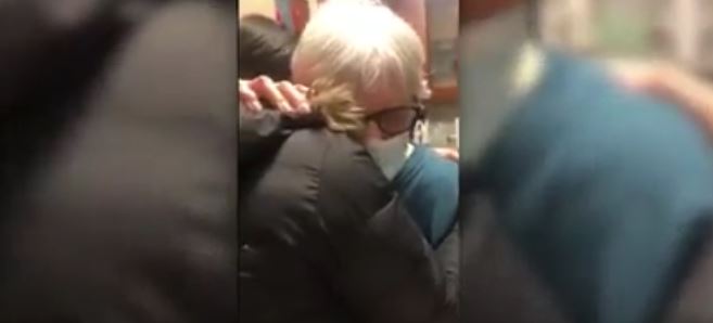 Covid, New York: il medico prescrive abbracci per la nonna dopo avere ricevuto il vaccino. VIDEO
