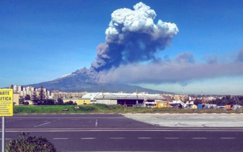 Etna: fontana di lava da cratere Sudest, nube e cenere