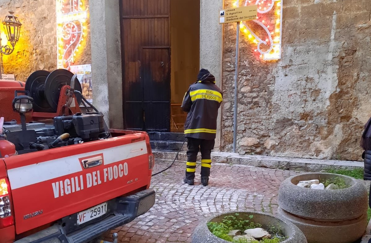 Incendiato il portone di una chiesa a Corleone