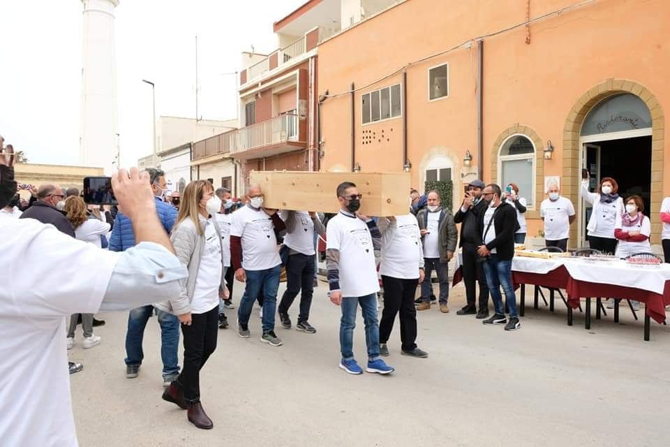 200 ristoratori (e non solo), protestano davanti alla casa di Montalbano. VIDEO