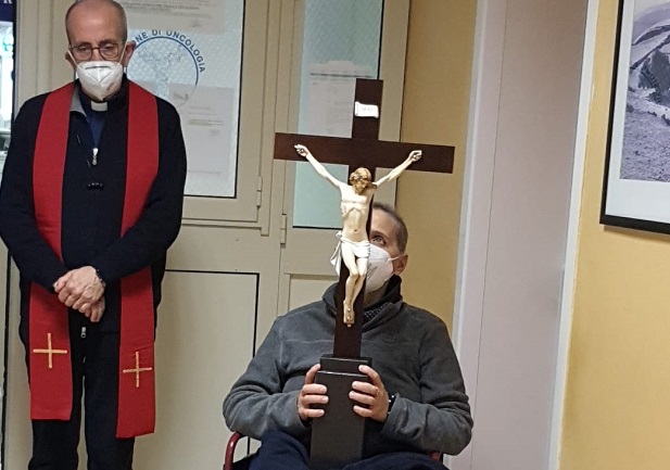 Momenti di intensa preghiera negli ospedali ragusani: i malati portano la croce