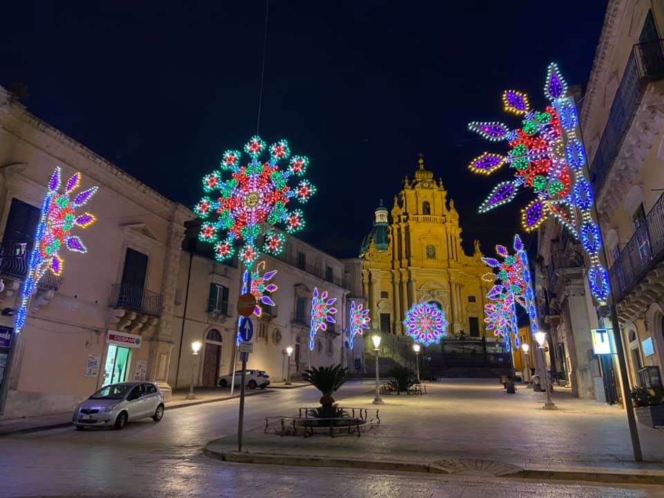 San Giorgio a Ragusa: piazza Duomo illuminata a festa